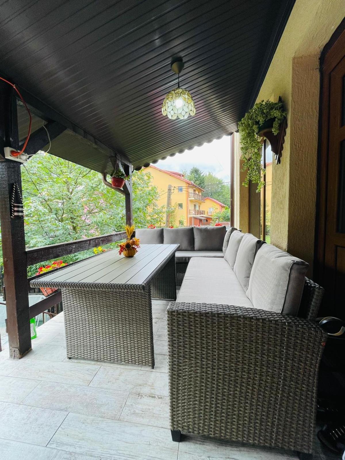 B House Busteni Luaran gambar